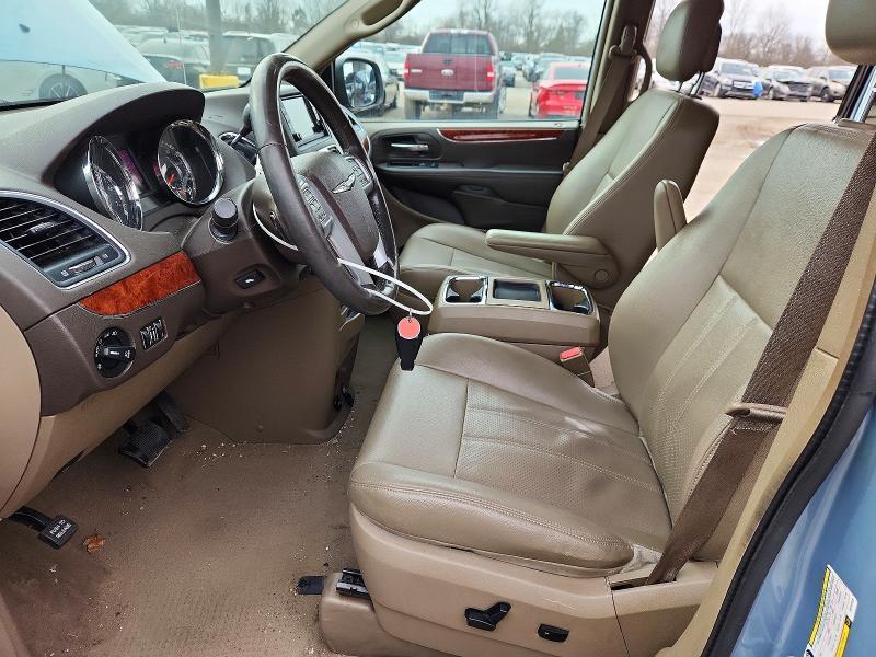 2013 Chrysler Town & Country Touring l