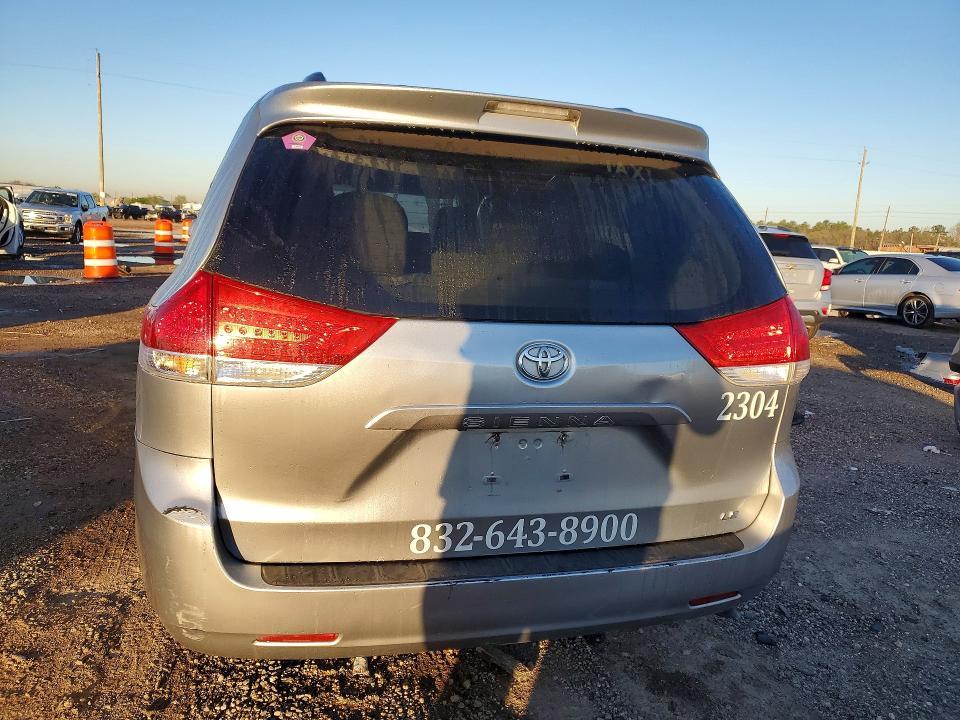2014 Toyota Sienna le 8-passenger