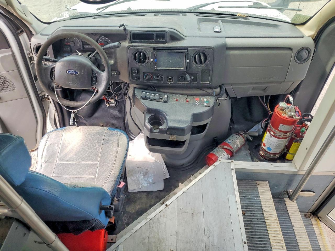 2015 Ford Econoline E450 Super Duty Cutaway van