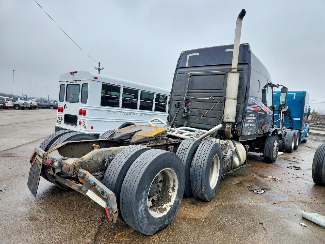 2007 Volvo VNL Semi Truck