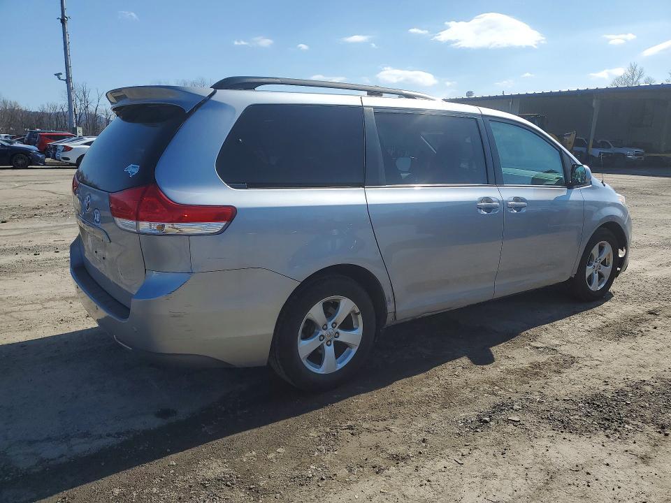 2012 Toyota Sienna le 8-passenger