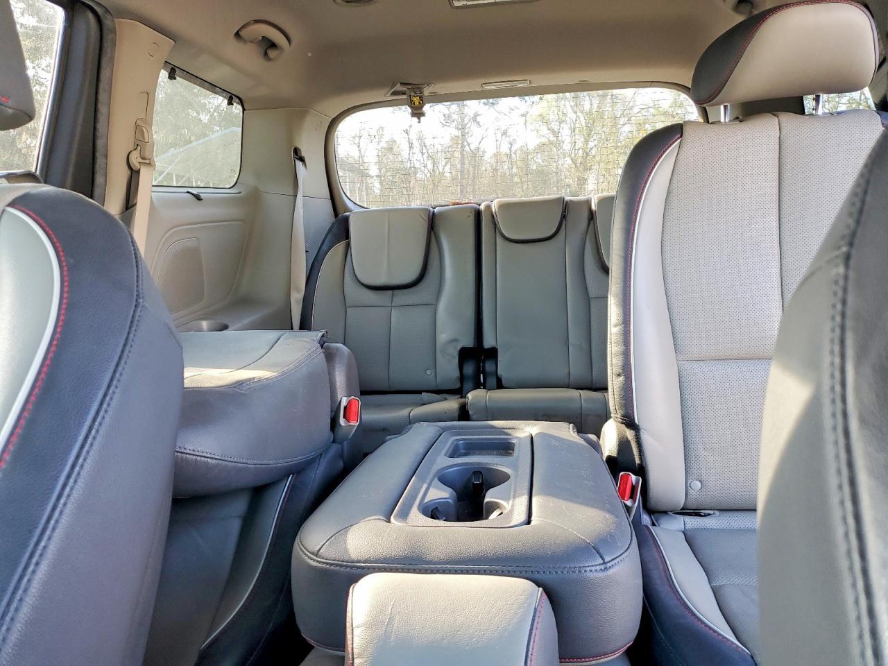 2017 KIA Sedona lx