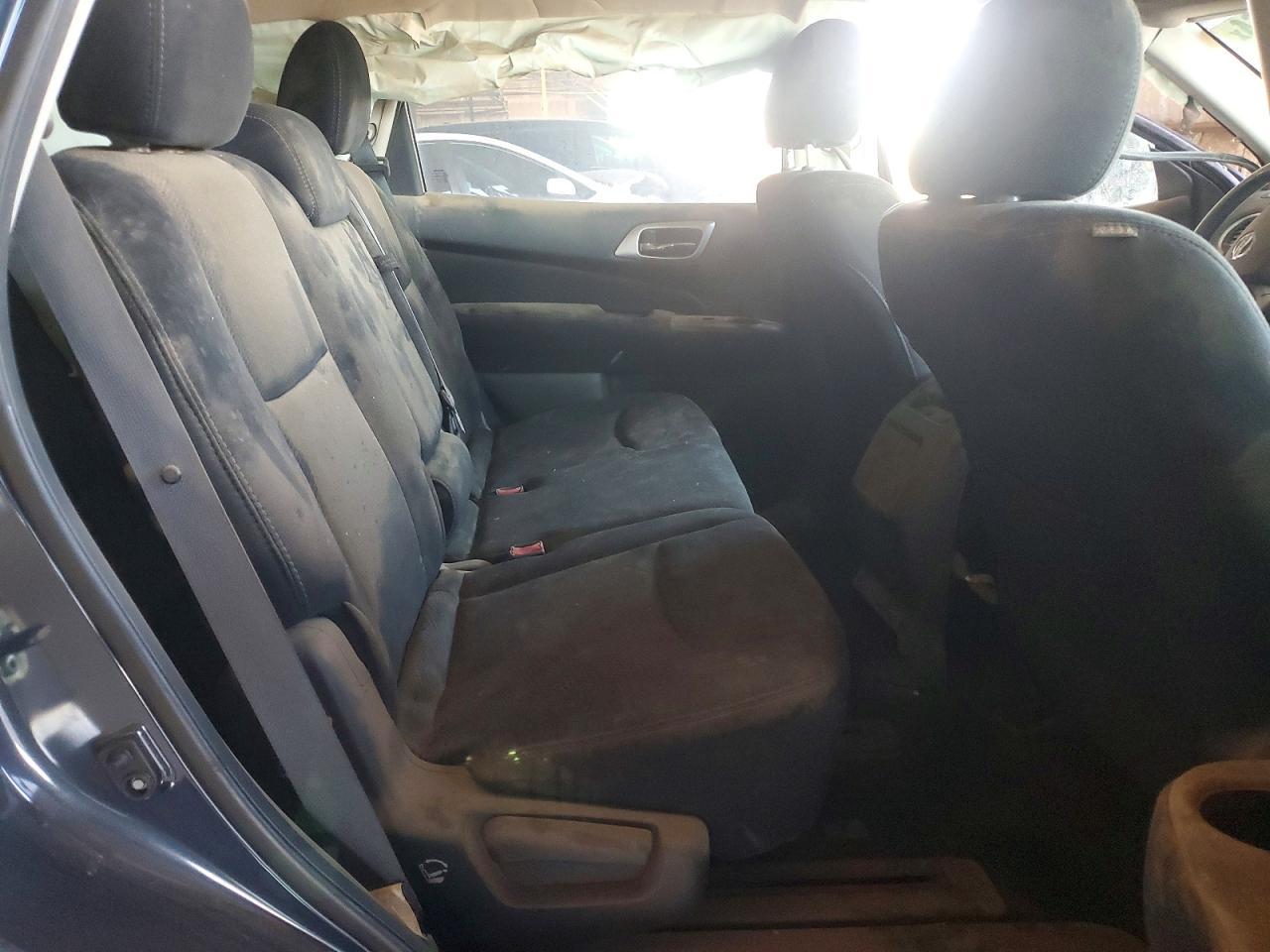 2016 Nissan Pathfinder sv