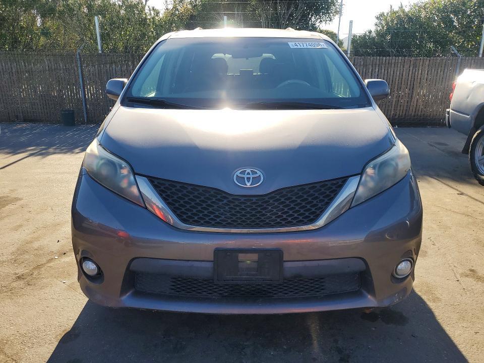 2011 Toyota Sienna se 8-passenger