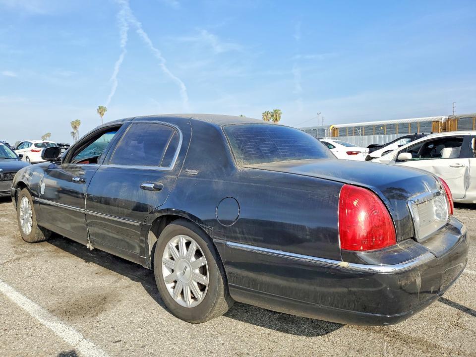 2011 Lincoln Town car Signature Limited