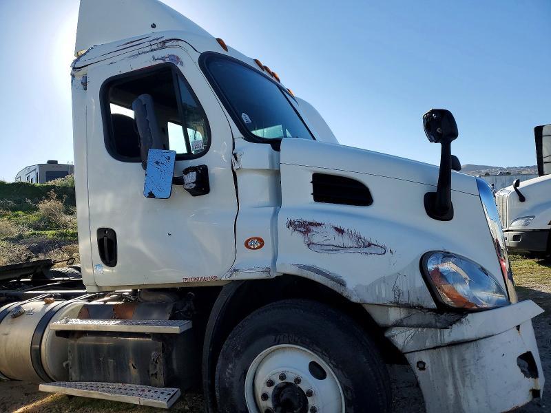 2016 Freigliner 2016 Freightliner Cascadia 113 Semi Truck