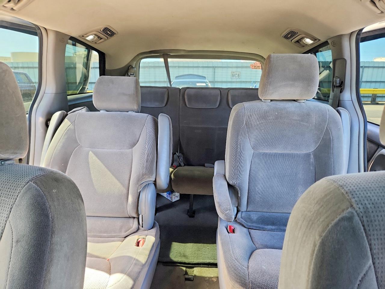 2004 Toyota Sienna le 7 Passenger