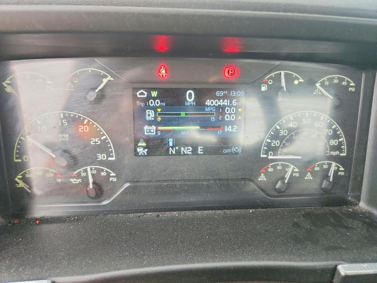 2022 Volvo VNR Semi Truck