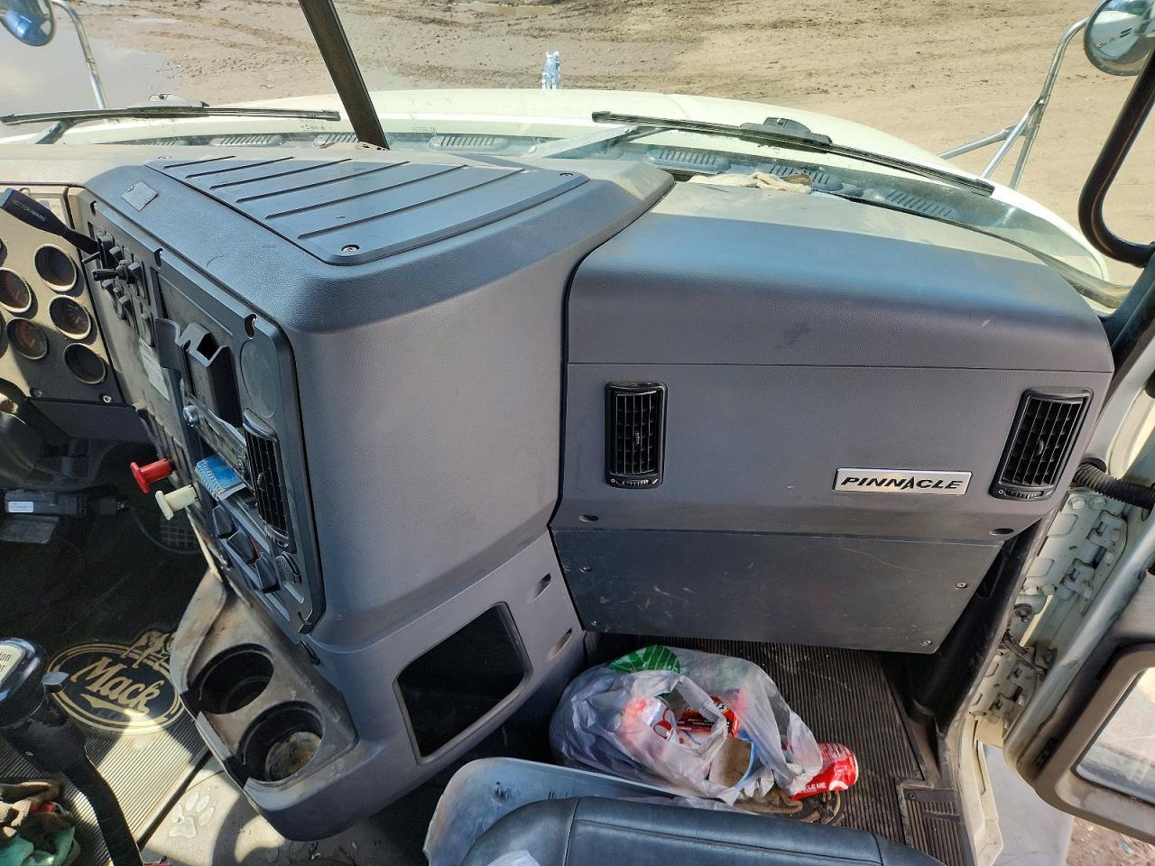 2014 Mack CXU612 Semi Truck