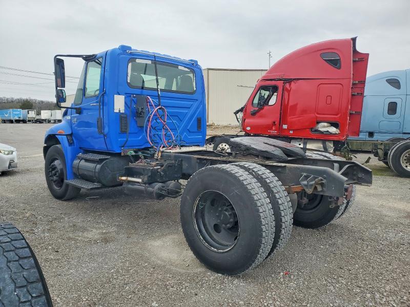 2002 International 4400 Semi Truck