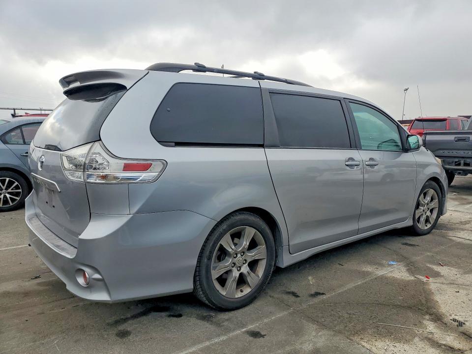 2012 Toyota Sienna se 8-passenger