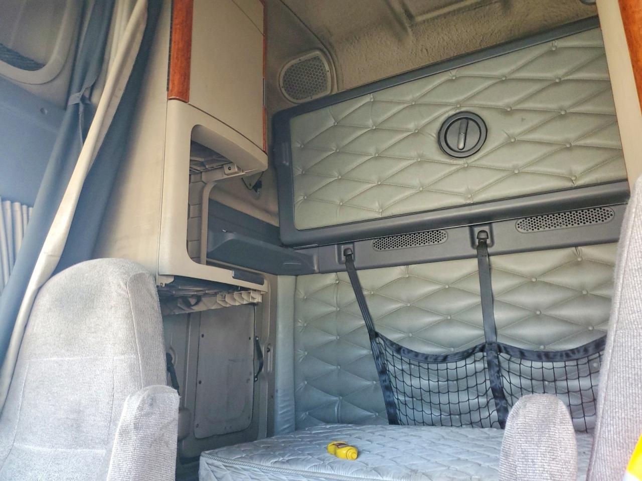 2016 Freightliner Cascadia 125 Semi Truck