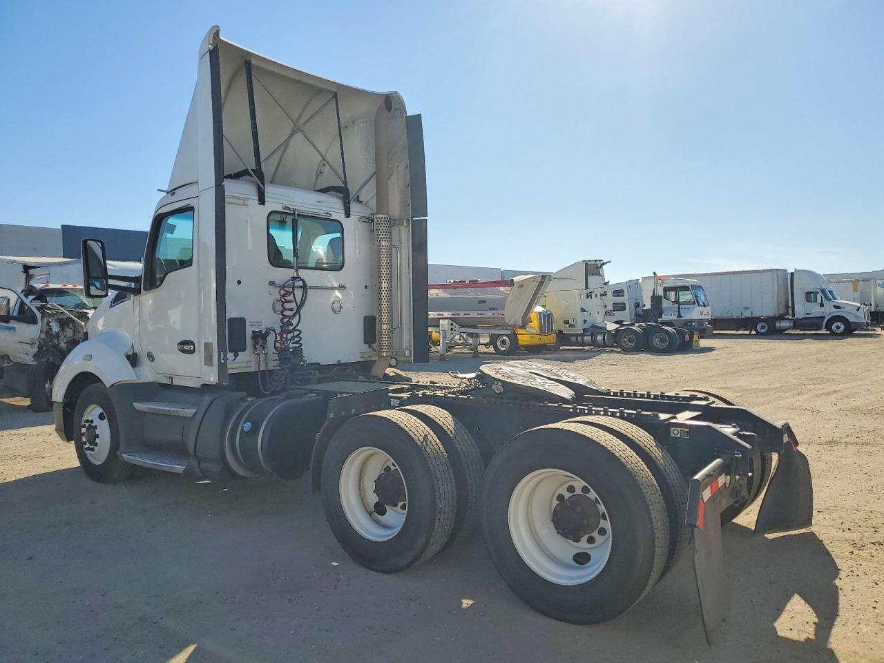 2017 Kenworth Constructi-Semi Truck