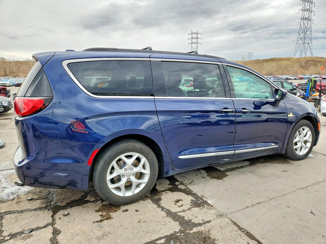 2017 Chrysler Pacifica Touring l