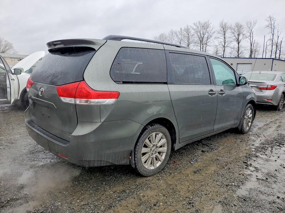 2011 Toyota Sienna le 7-passenger