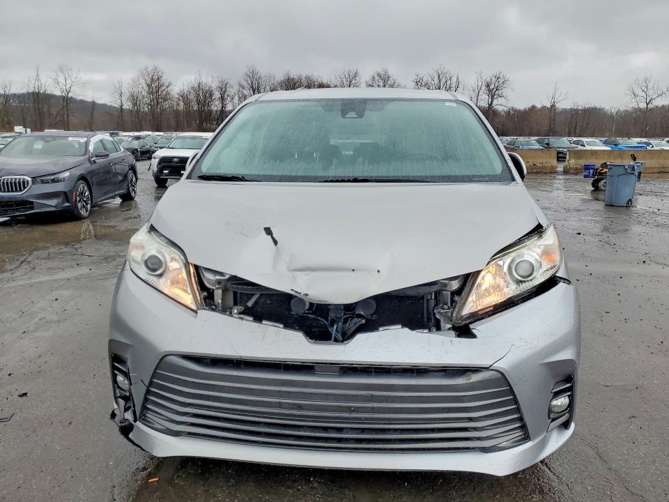 2018 Toyota Sienna xle 8-passenger
