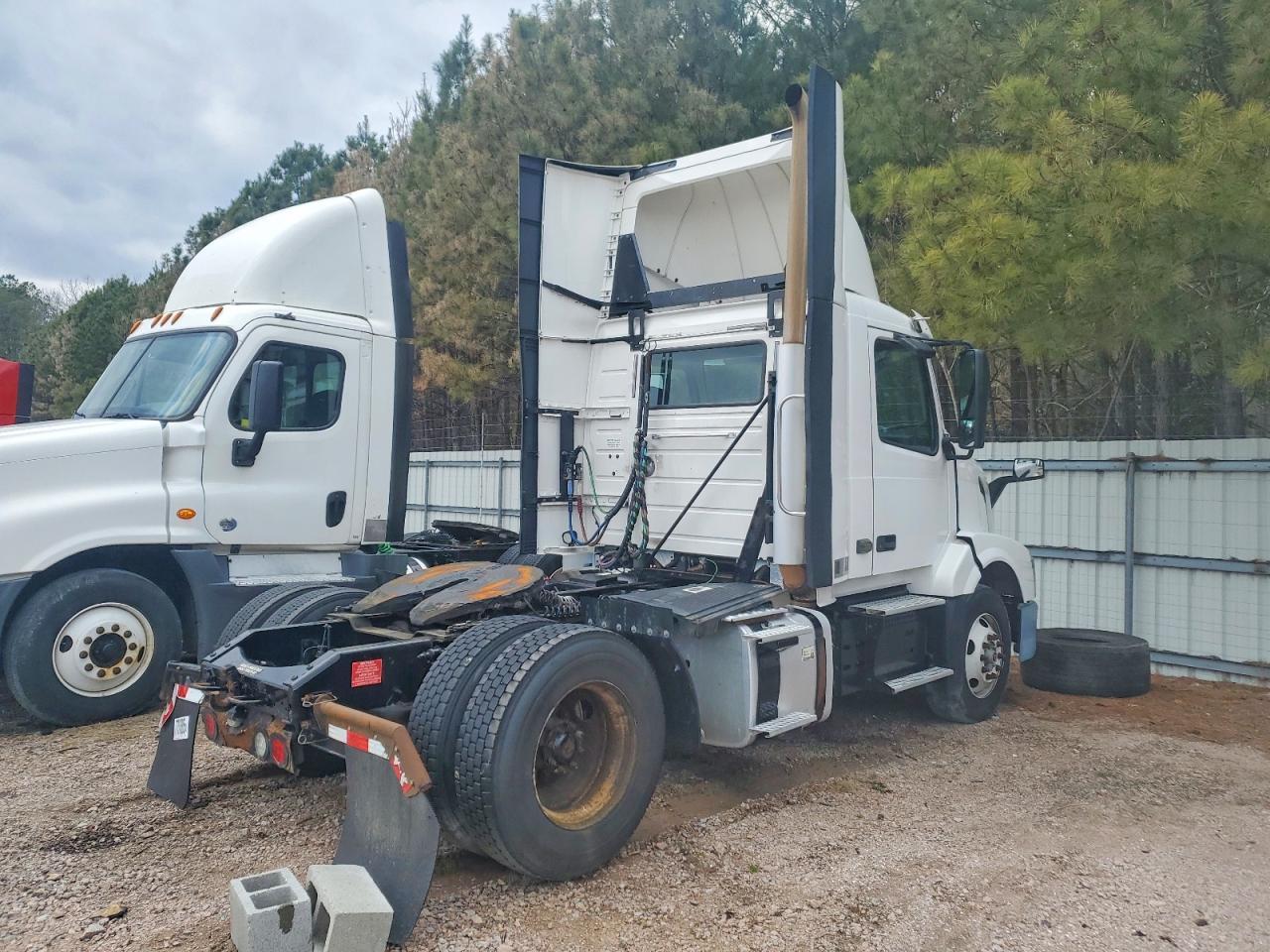 2018 Volvo VNL Semi Truck