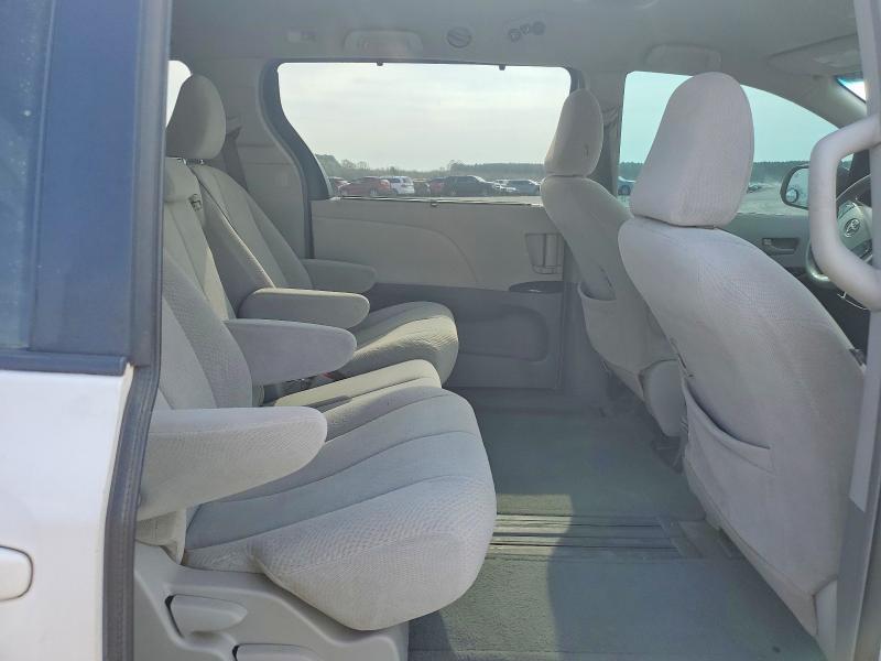 2011 Toyota Sienna le 8-passenger
