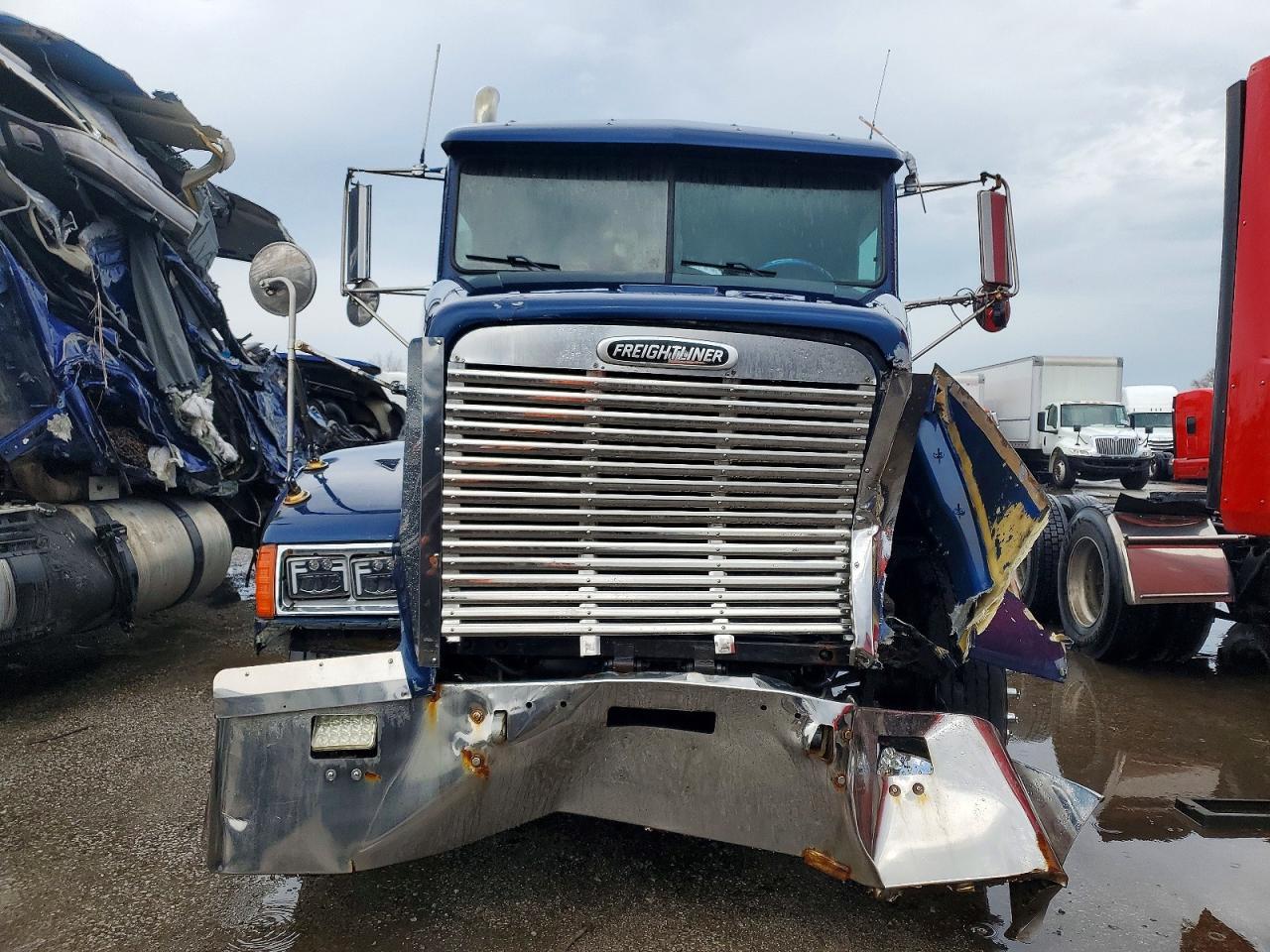 2002 Freigliner 2002 Freightliner FLD112 Semi Truck