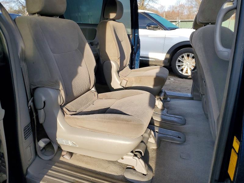 2004 Toyota Sienna le 8 Passenger