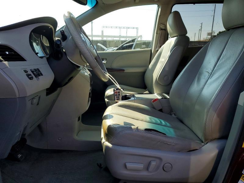 2012 Toyota Sienna xle 8-passenger