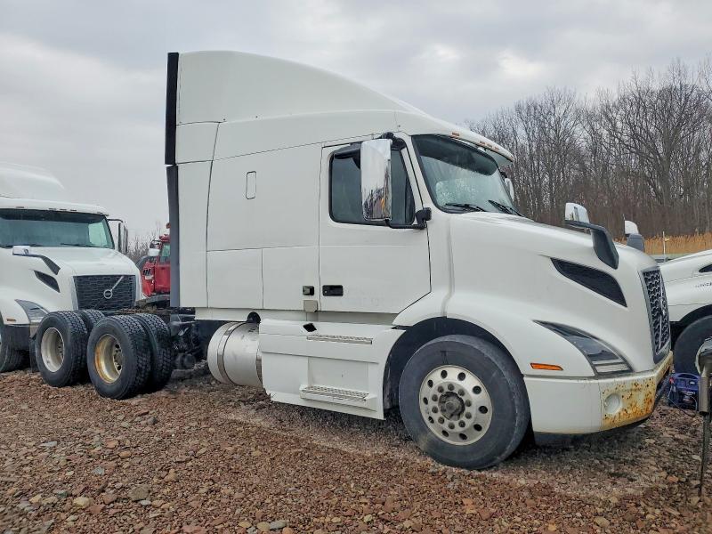 2020 Volvo VNR Semi Truck