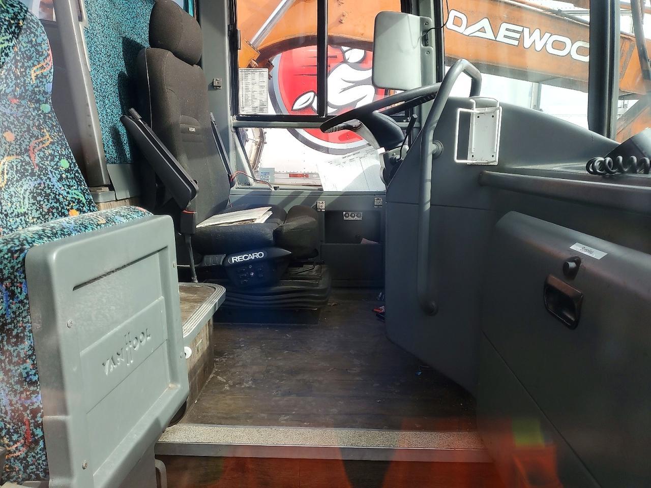 2003 Vnhl T2100-Coach Bus