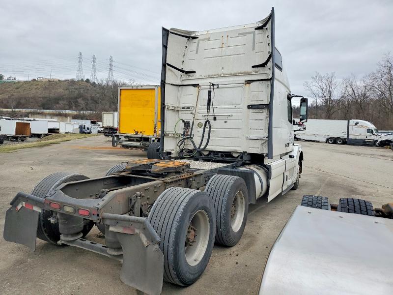 2016 Volvo VN VNL-Semi Truck