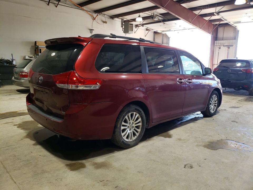 2012 Toyota Sienna xle 8-passenger