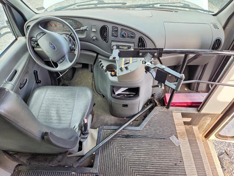 2004 Ford Econoline E350 Super Duty Cutaway Van