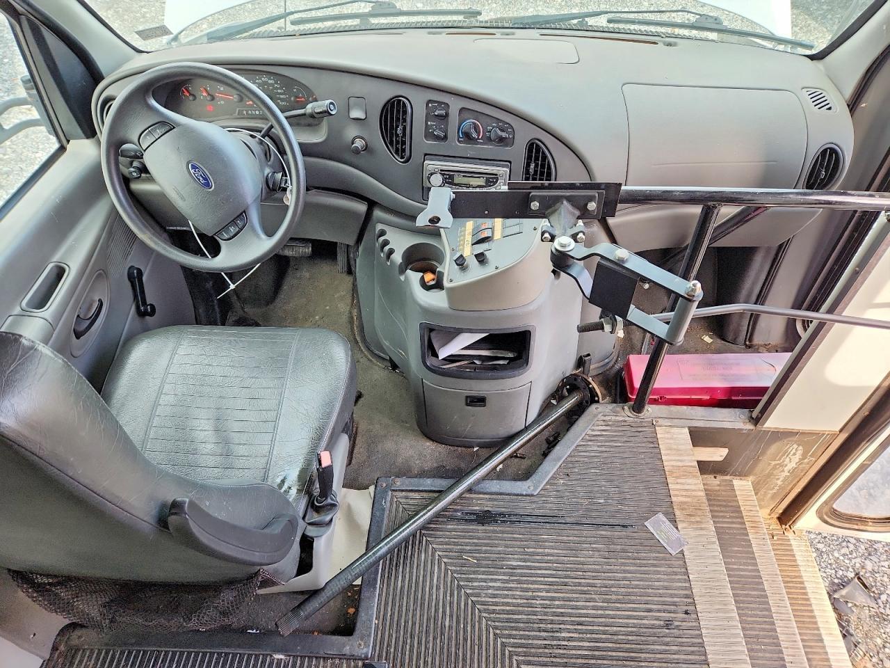 2004 Ford Econoline E350 Super Duty Cutaway Van