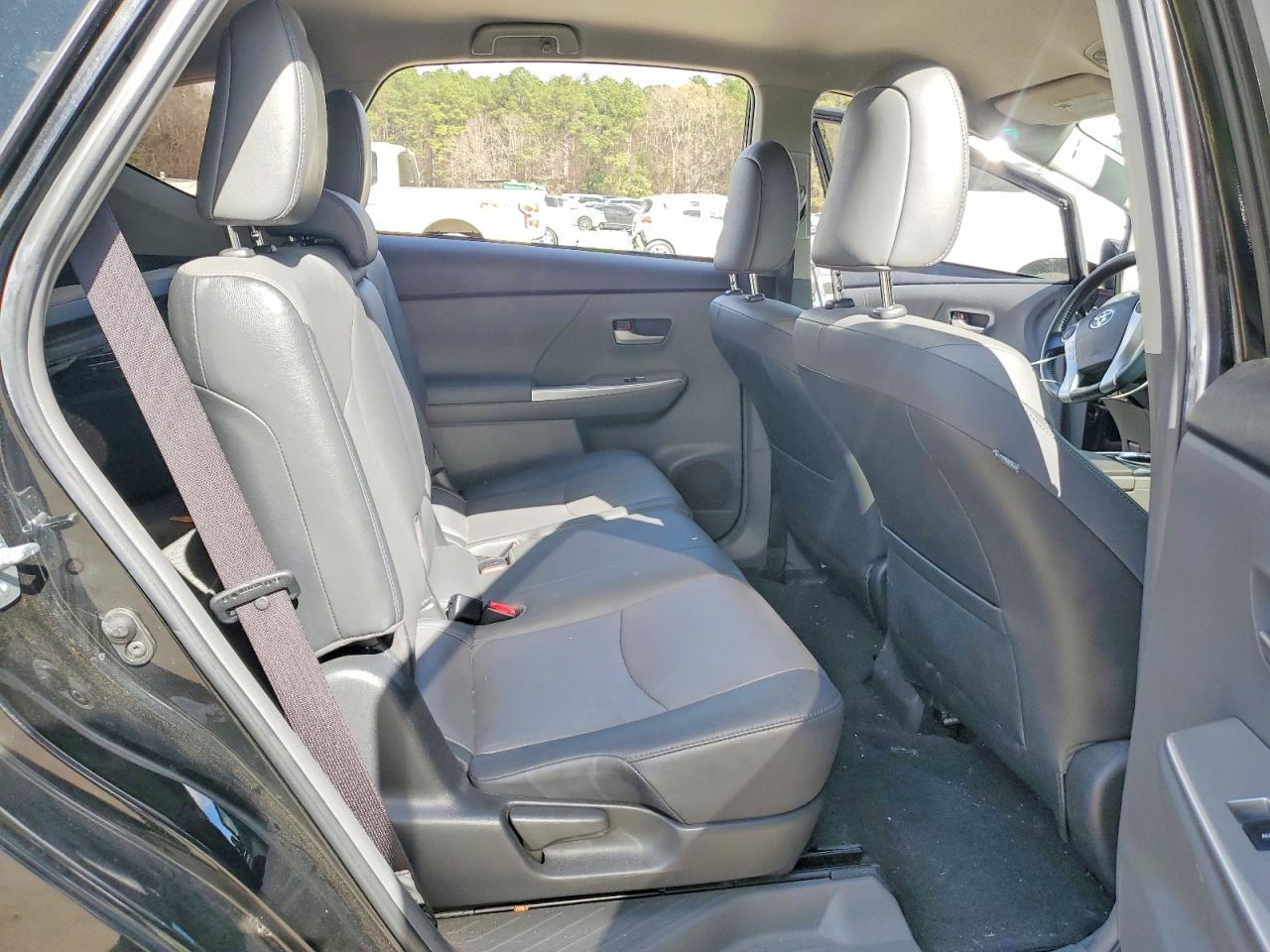 2014 Toyota Prius v Five