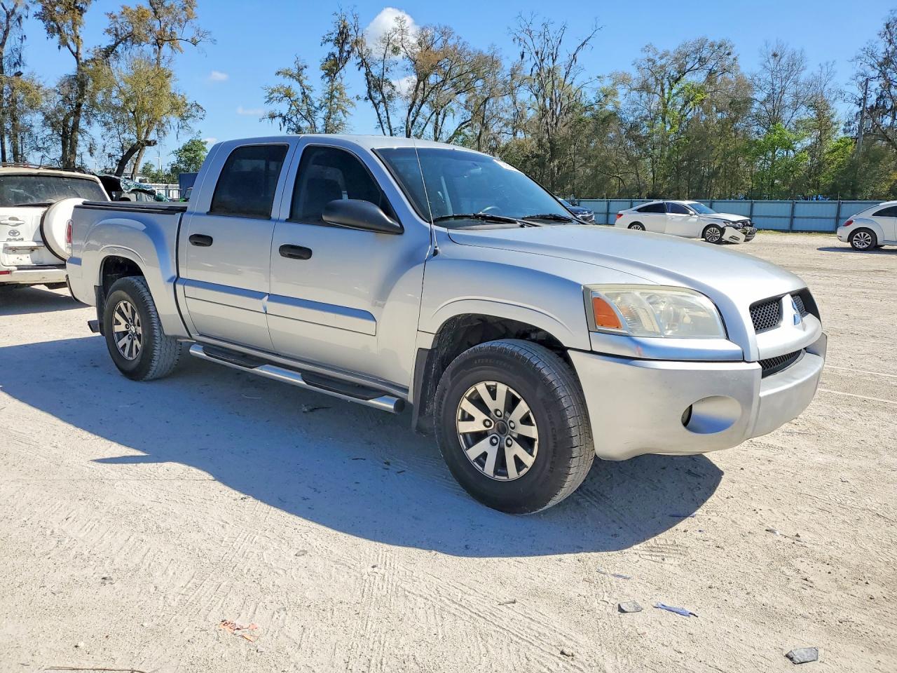 2009 Mitsubishi Raider LS