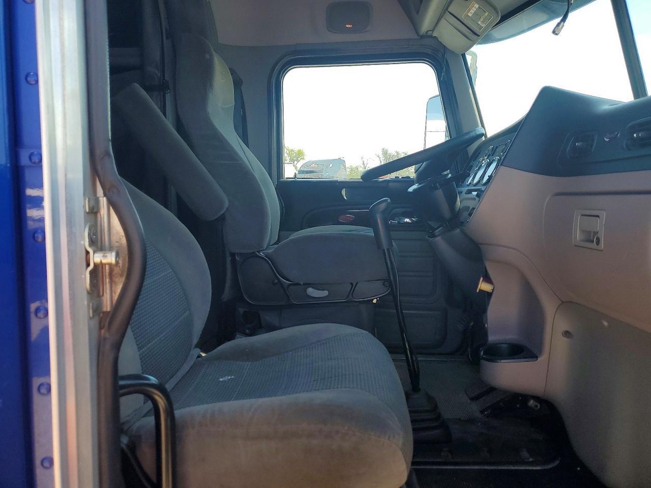 2012 Peterbilt 384 Semi Truck