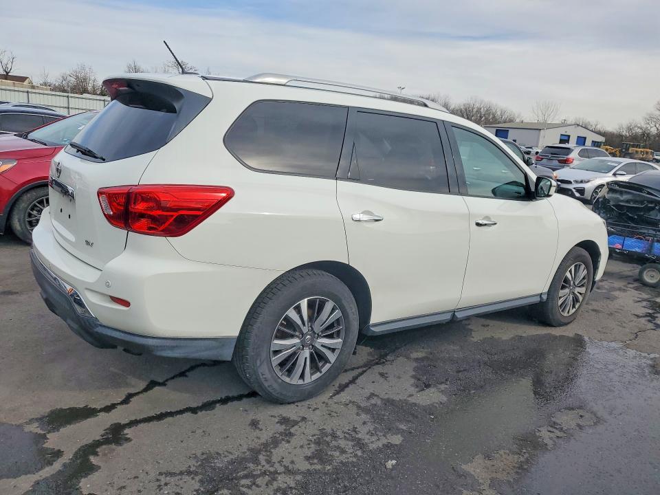 2018 Nissan Pathfinder sv