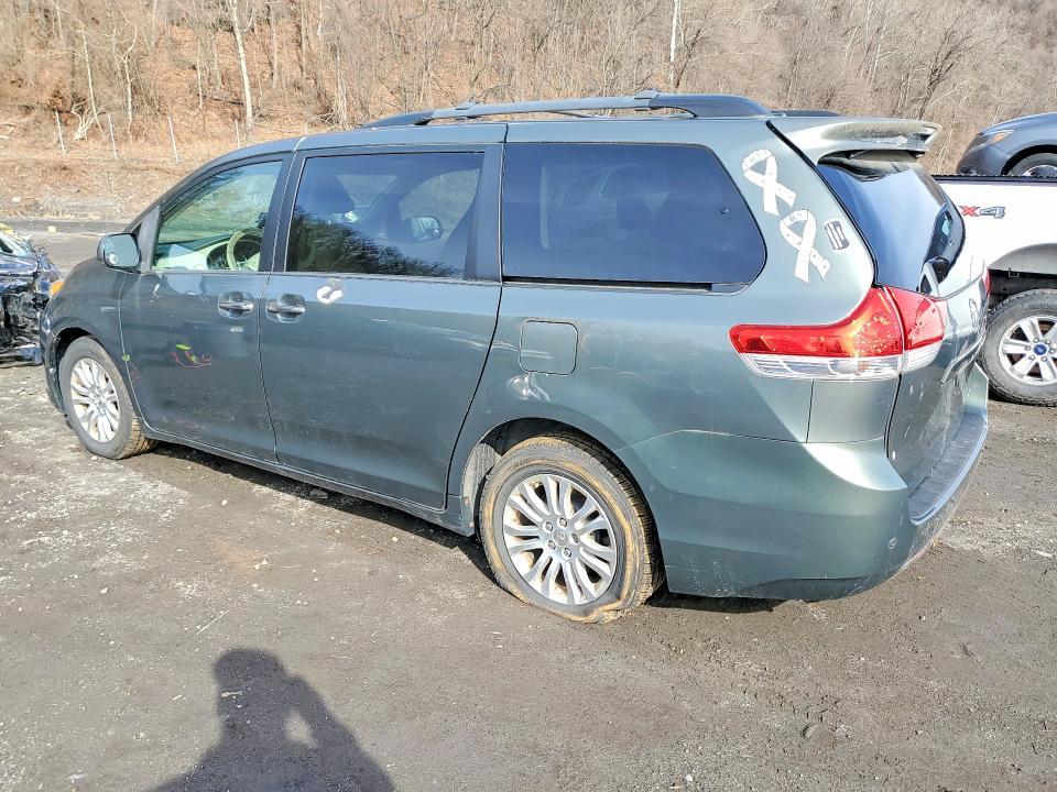 2014 Toyota Sienna xle 8-passenger
