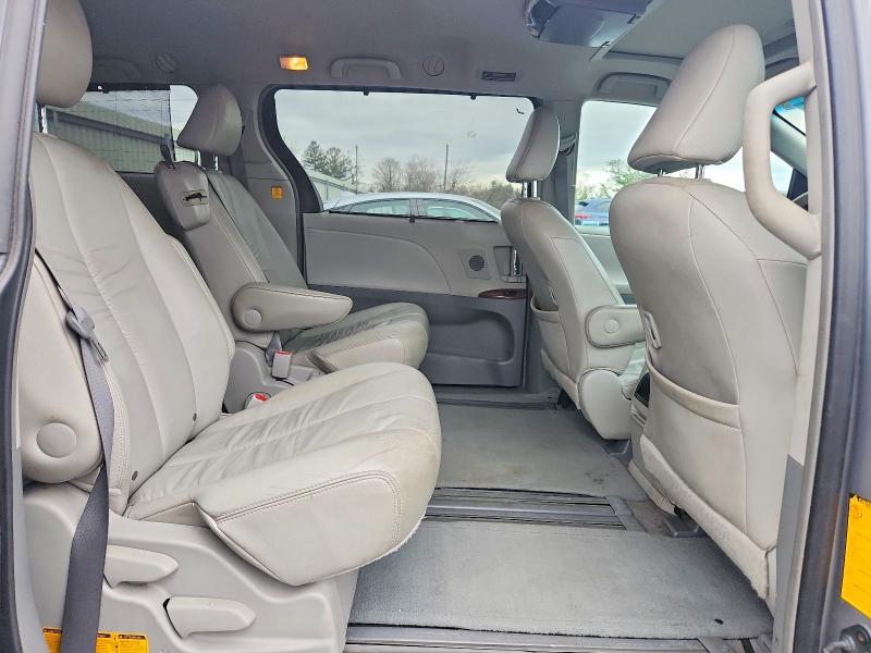 2011 Toyota Sienna xle 8-passenger