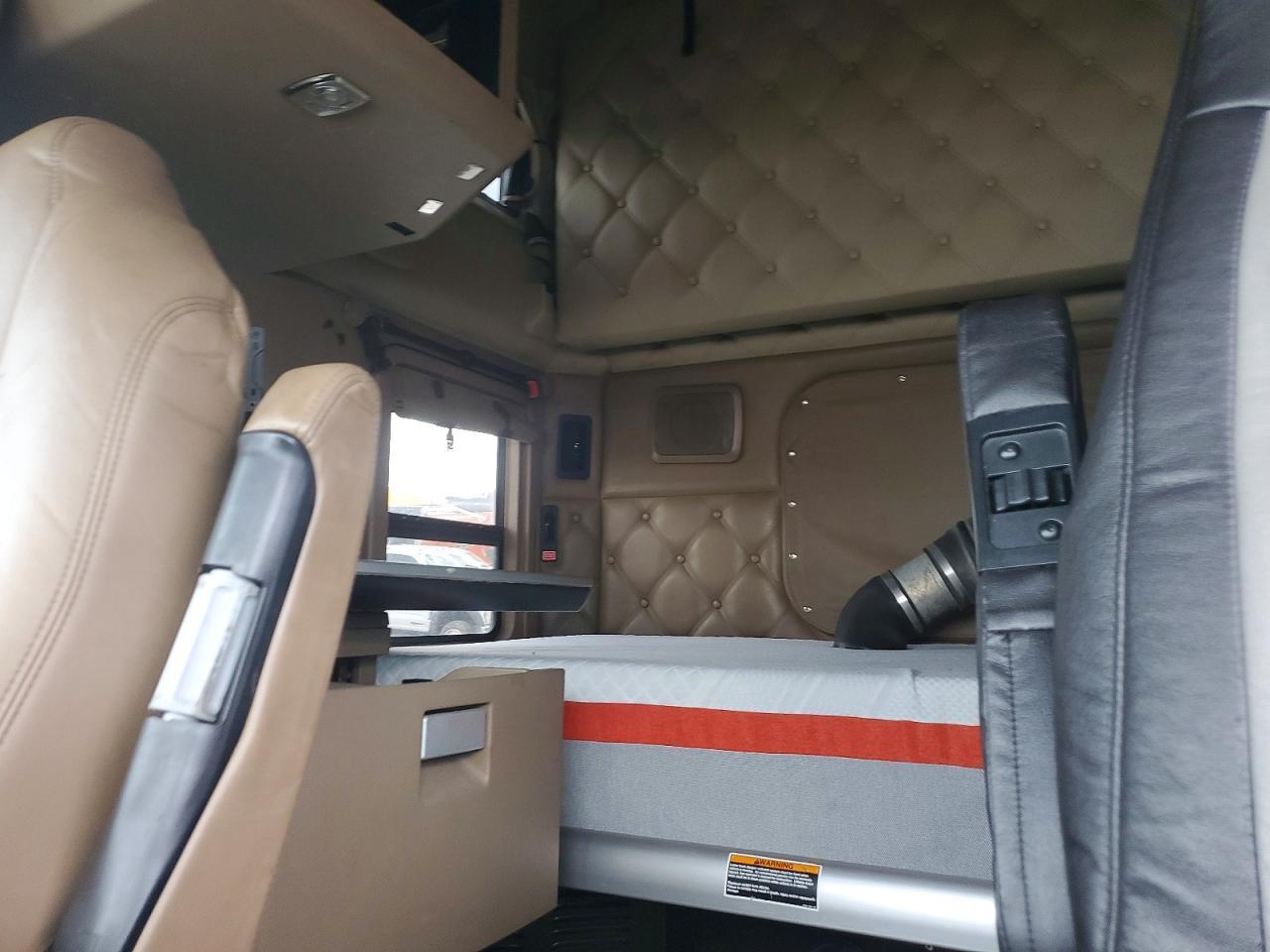 2015 Kenworth T680 Semi Truck