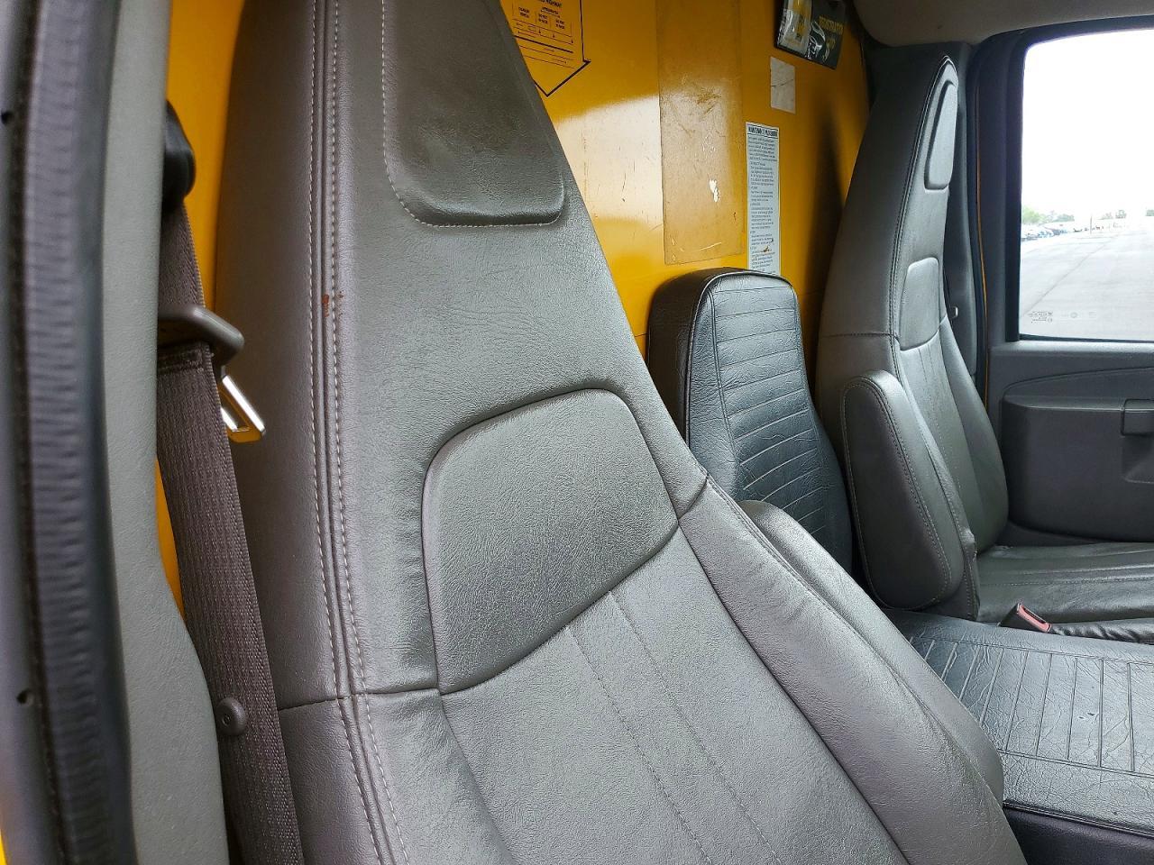 2016 GMC Savana BOX Truck