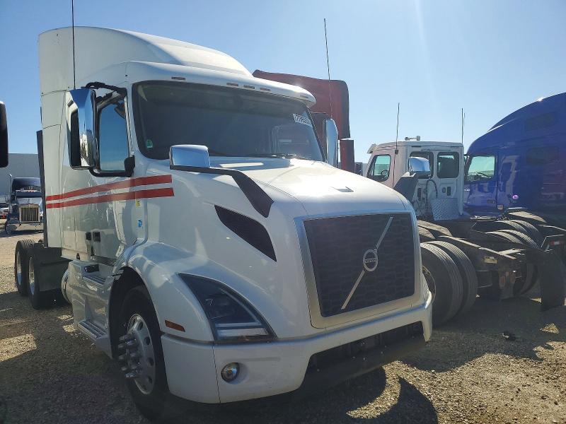 2020 Volvo VNR Semi Truck