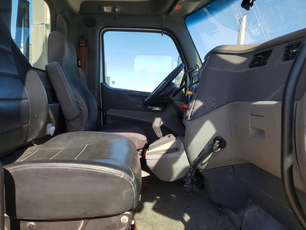 2016 Peterbilt 579 Semi Truck