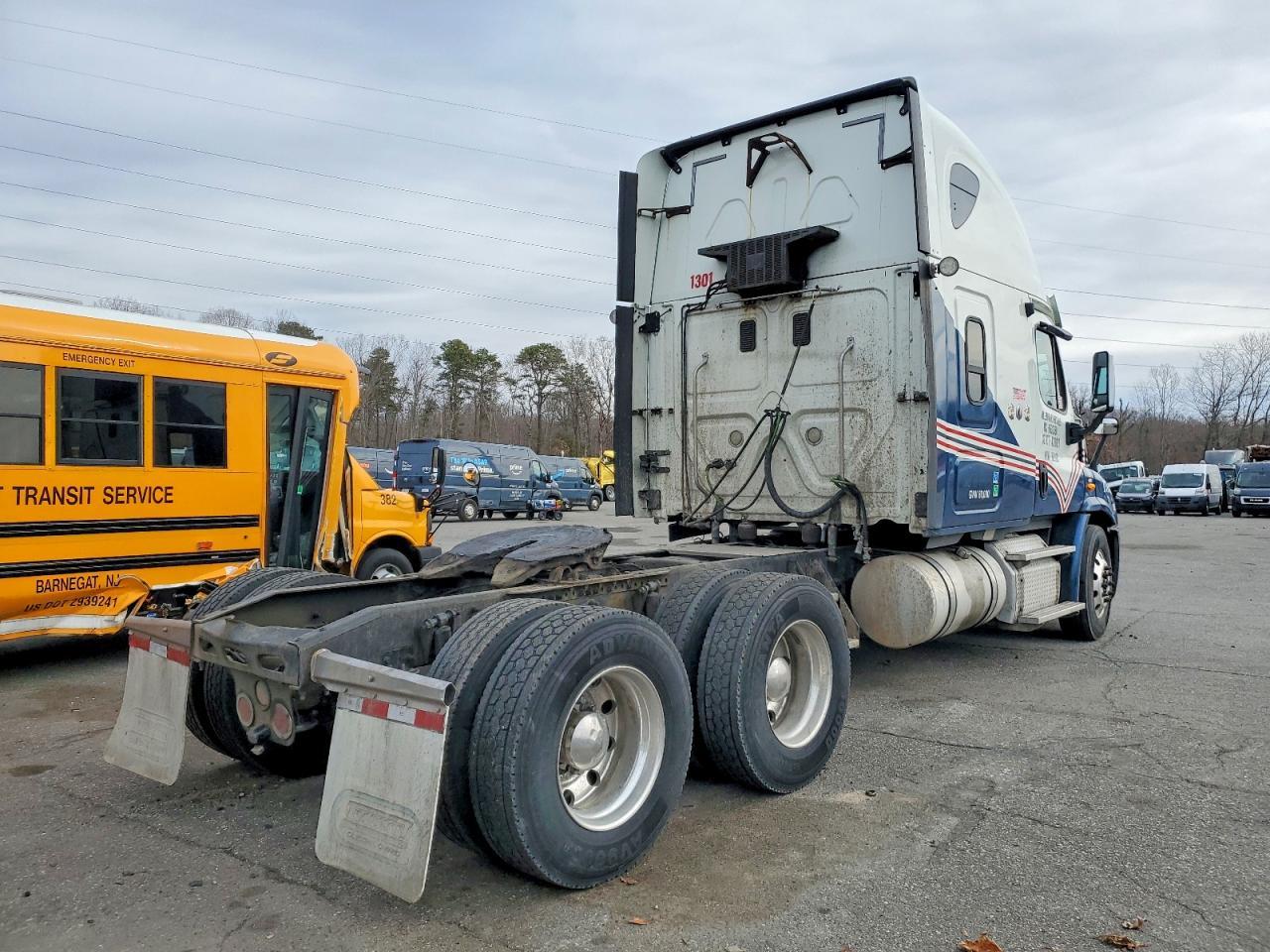 2013 Freigliner 2013 Freightliner Cascadia Semi Truck