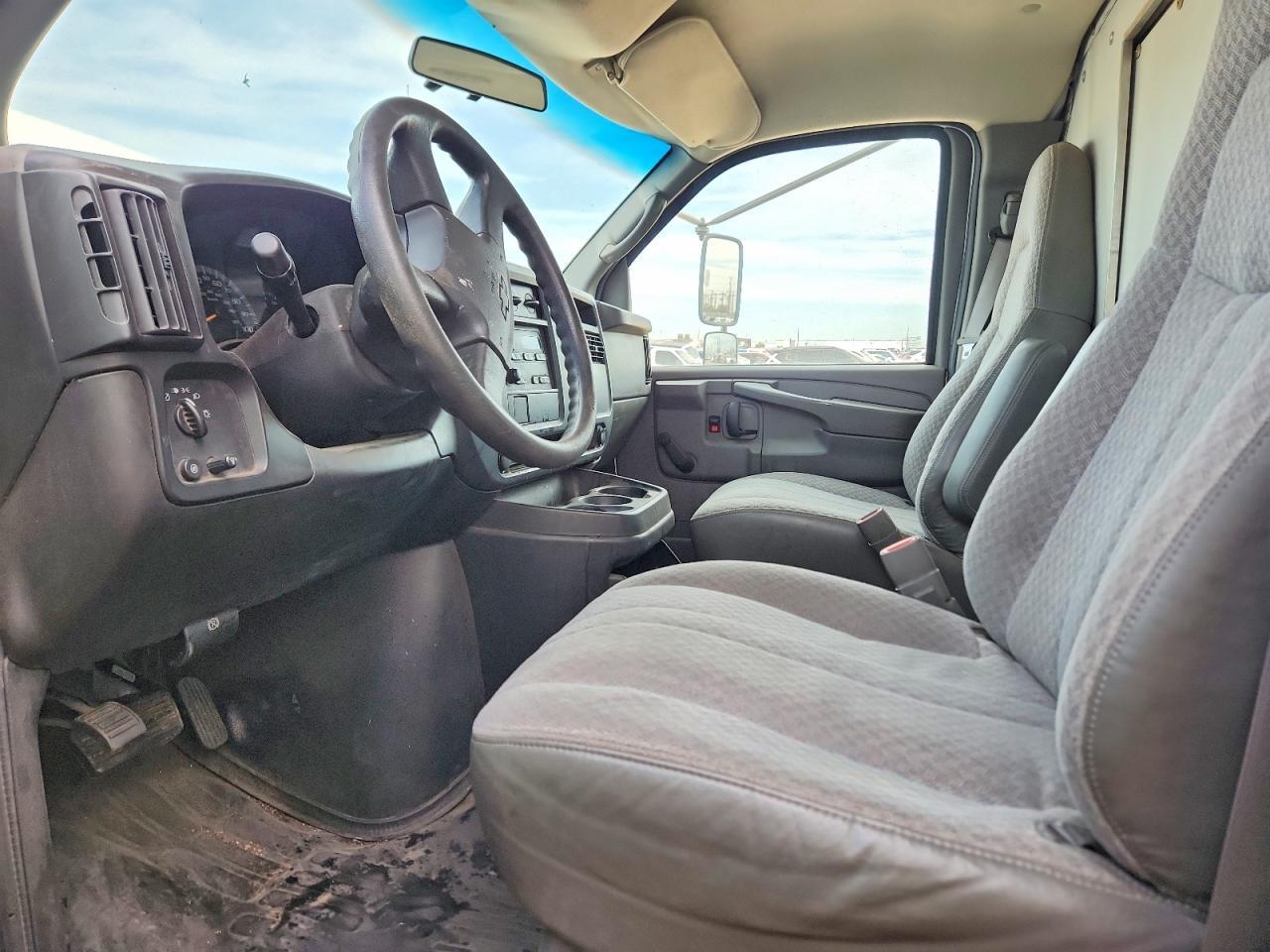2004 Chevrolet Express BOX Truck