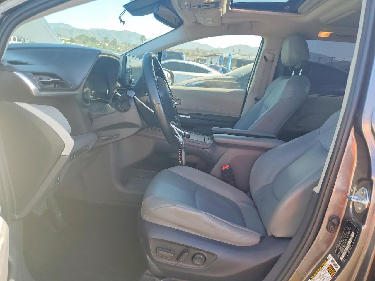 2022 Toyota Sienna xle 8-passenger