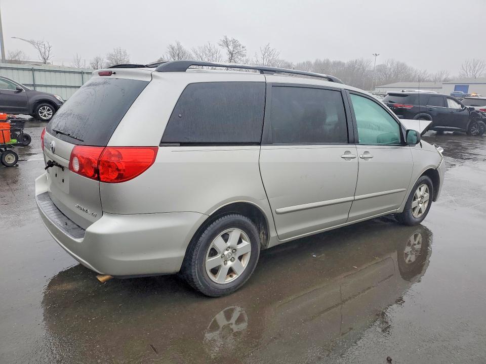 2010 Toyota Sienna le 7-passenger