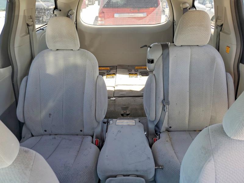 2012 Toyota Sienna le 8-passenger
