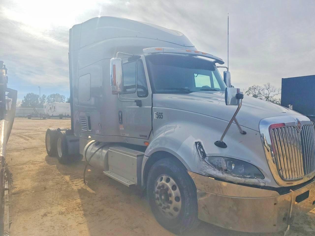 2017 International Prostar Semi Truck