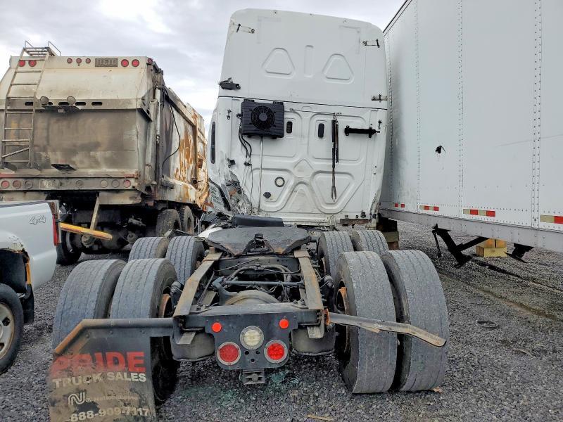 2019 Freightliner Cascadia 126 Semi Truck