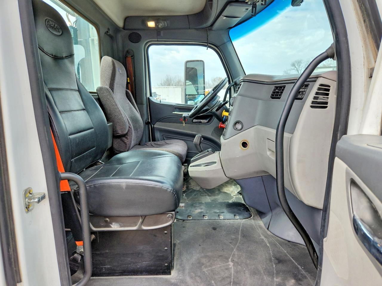 2017 Peterbilt 579 Semi Truck