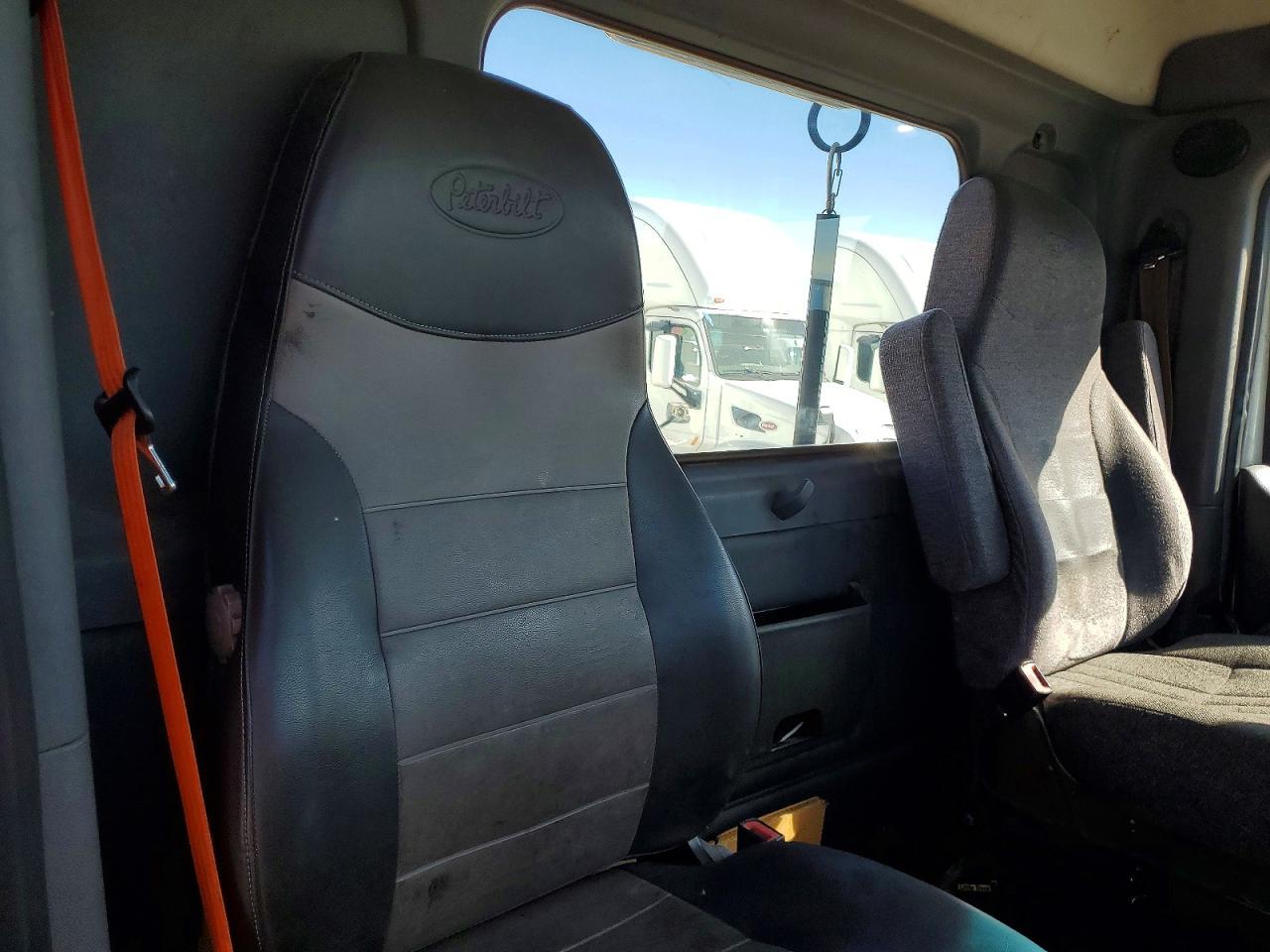 2015 Peterbilt 579 Semi Truck